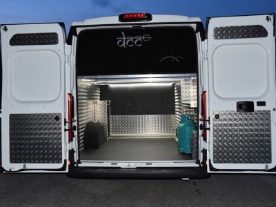 OBYTNÉ VOZY A VESTAVBY DCC - Devil's Custom Camper