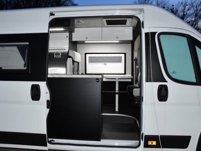 OBYTNÉ VOZY A VESTAVBY DCC - Devil's Custom Camper